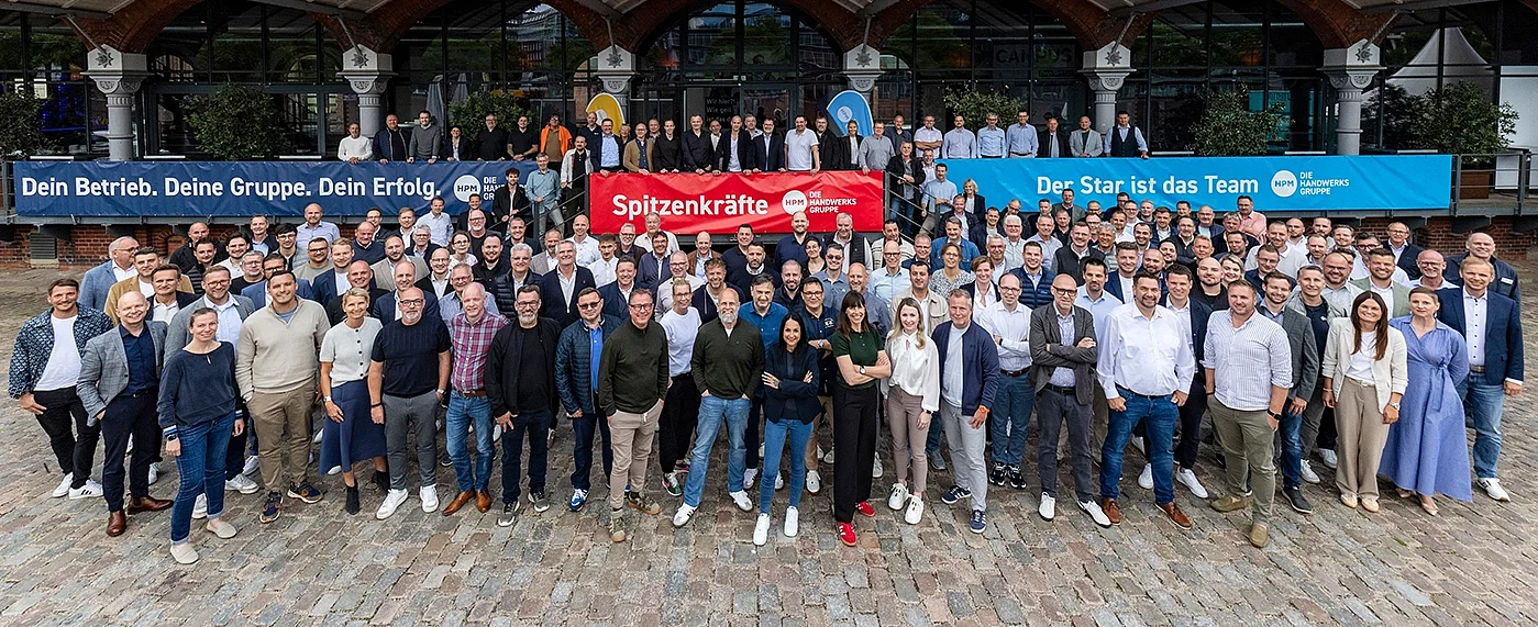Gruppenfoto des Führungskreises mit ca. 200 Teilnehmern vor dem Veranstaltungsgebäude 