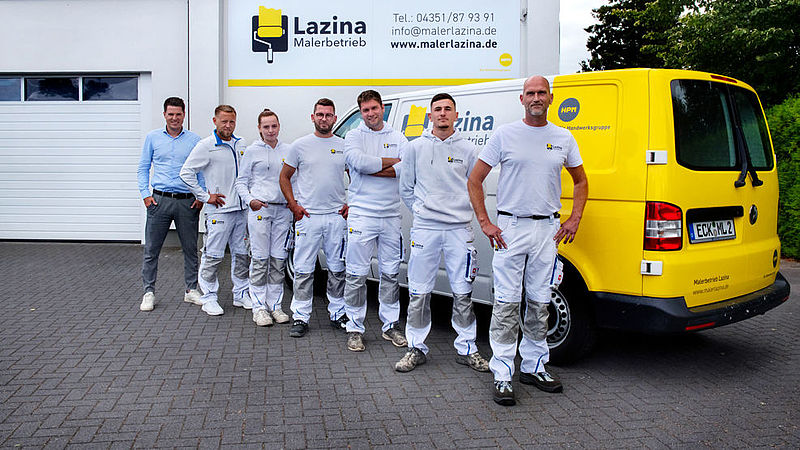 Mitarbeiter des Malerbetriebs Lazina in Eckernförde vor ihrem Büro