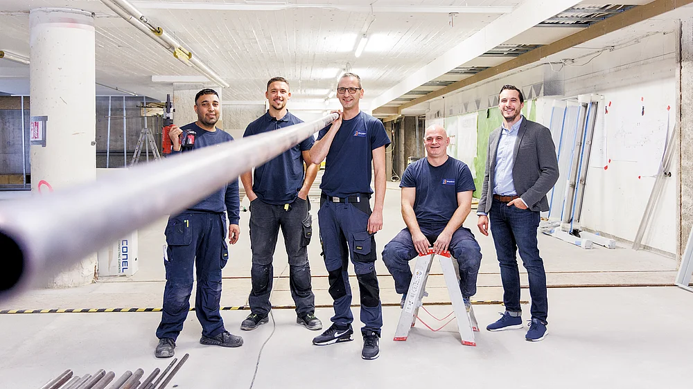 Fünf TGA Handwerker im Lager 