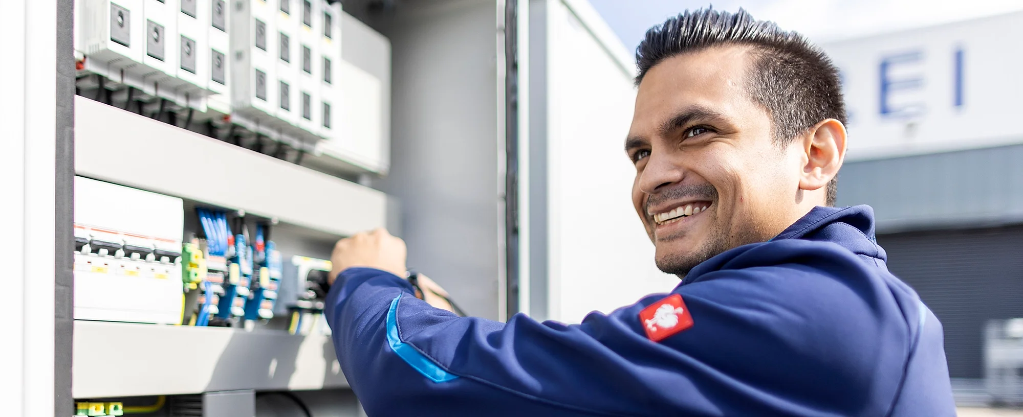 Techniker arbeitet an einer elektrischen Anlage im Bereich Technische Gebäudeausrüstung