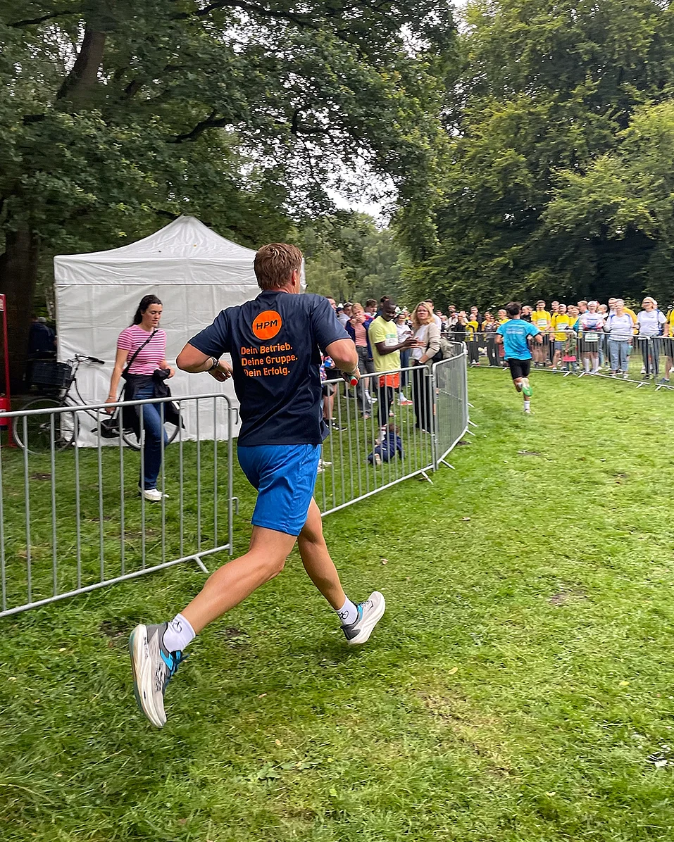Läufer im HPM-Trikot beim einlaufen ins Ziel 