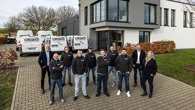 Das Team von CATHO vor dem Firemgebäue 