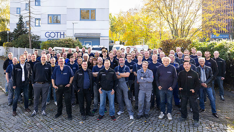 Mitarbeiter der Firma GOTH in Berlin vor dem Firmengebäude