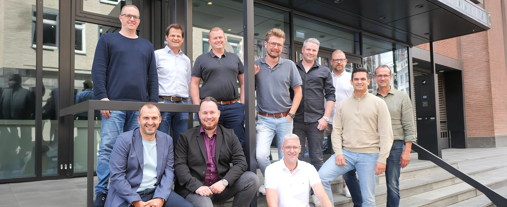 Das Team der HPM Masterclass vor dem Firmengebäude 