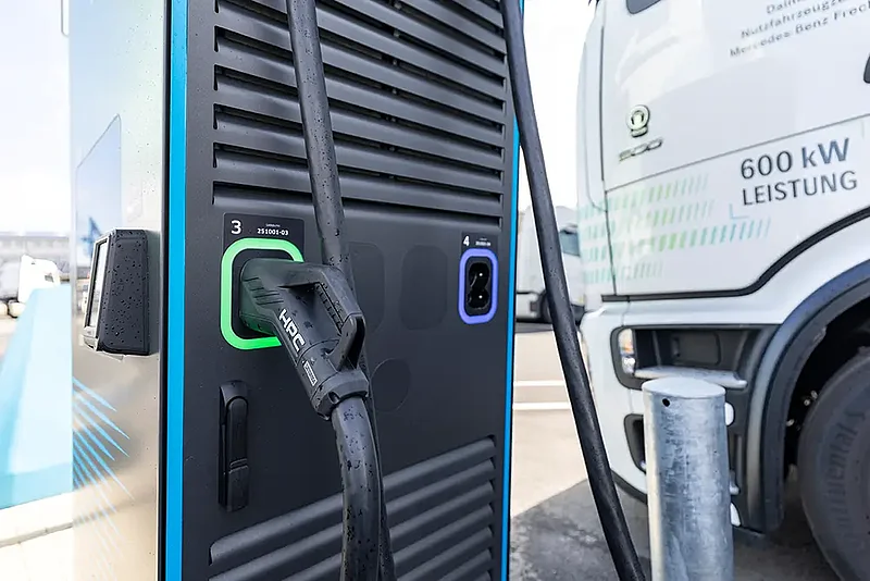 generation E Ladepark Kiel 7 Hochleistungs-Ladesäule mit HPC-Ladekabel neben einem Elektro-Lkw mit 600 kW Ladeleistung.