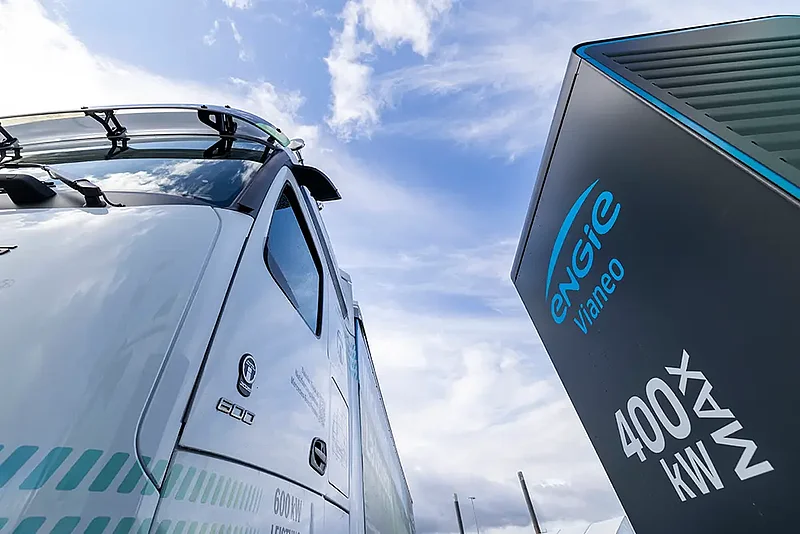 generation E Ladepark Kiel 4 Elektro-Lkw und Hochleistungsladesäule mit bis zu 400 kW Ladeleistung im Ladepark.