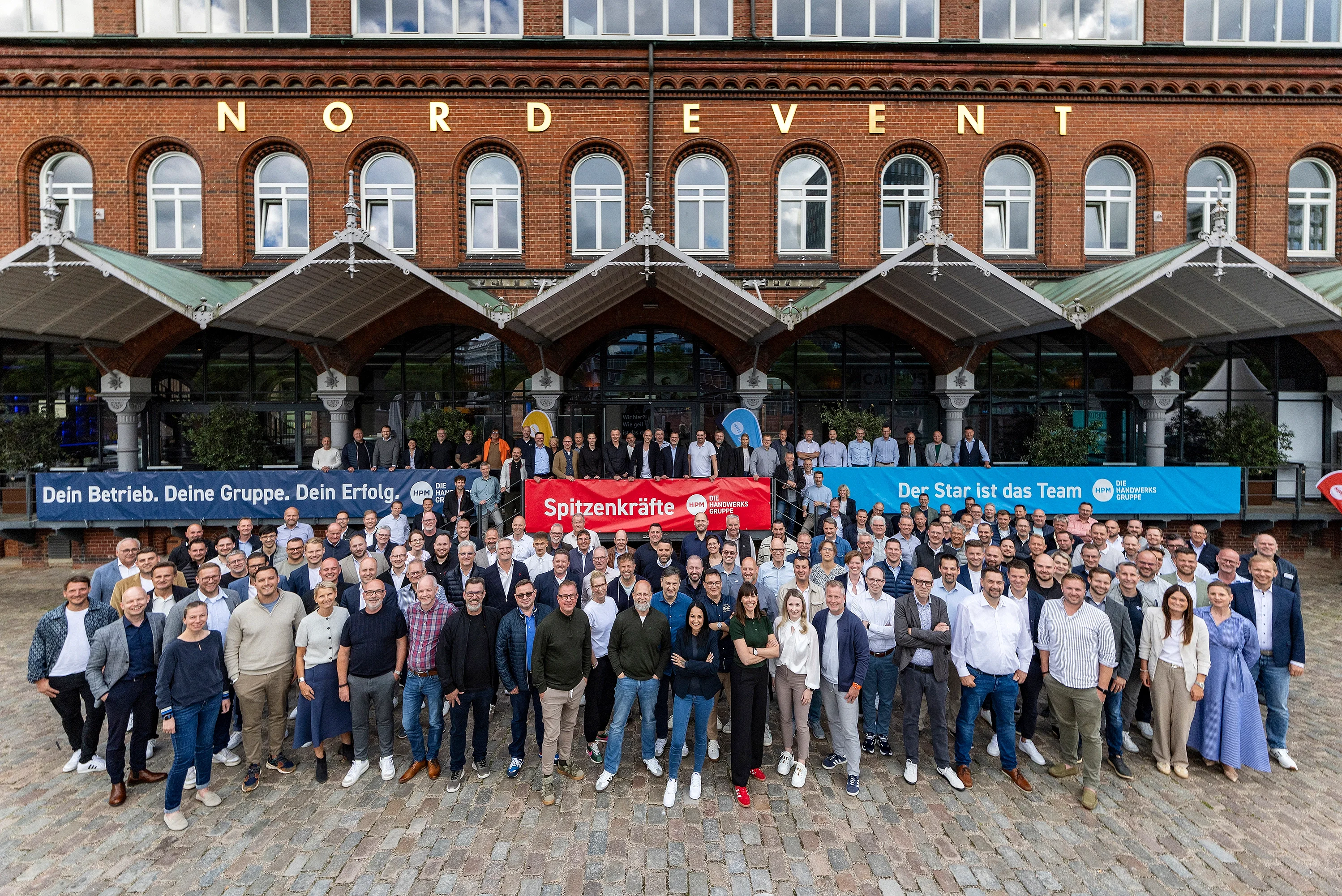Gruppenbild vom Führungskreis mit vielen Firmenleitern und Firmenleiterinnen