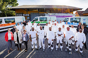 Das Team der Firma A. + J. Huss aus Stuttgart vor ihrem Firmengebäude