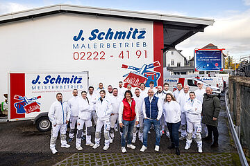 Mitarbeiter des Malerbetriebs Joachim Schmitz vor dem Firmengebäude