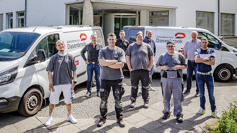 Team-Foto vor dem Bürogebäude von Dasenbrook Gebäudeservice in Bremen