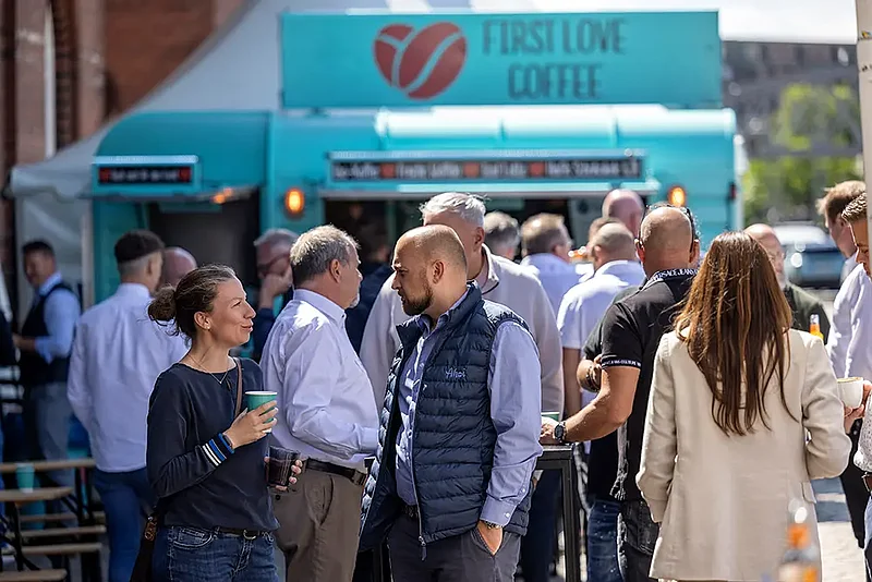 Austausch am Kaffestand Austausch am Kaffestand