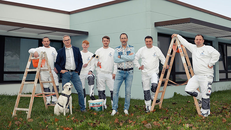 Mitarbeiter der Firma Malermeister Rettig in Pfungstadt vor ihrem Betrieb