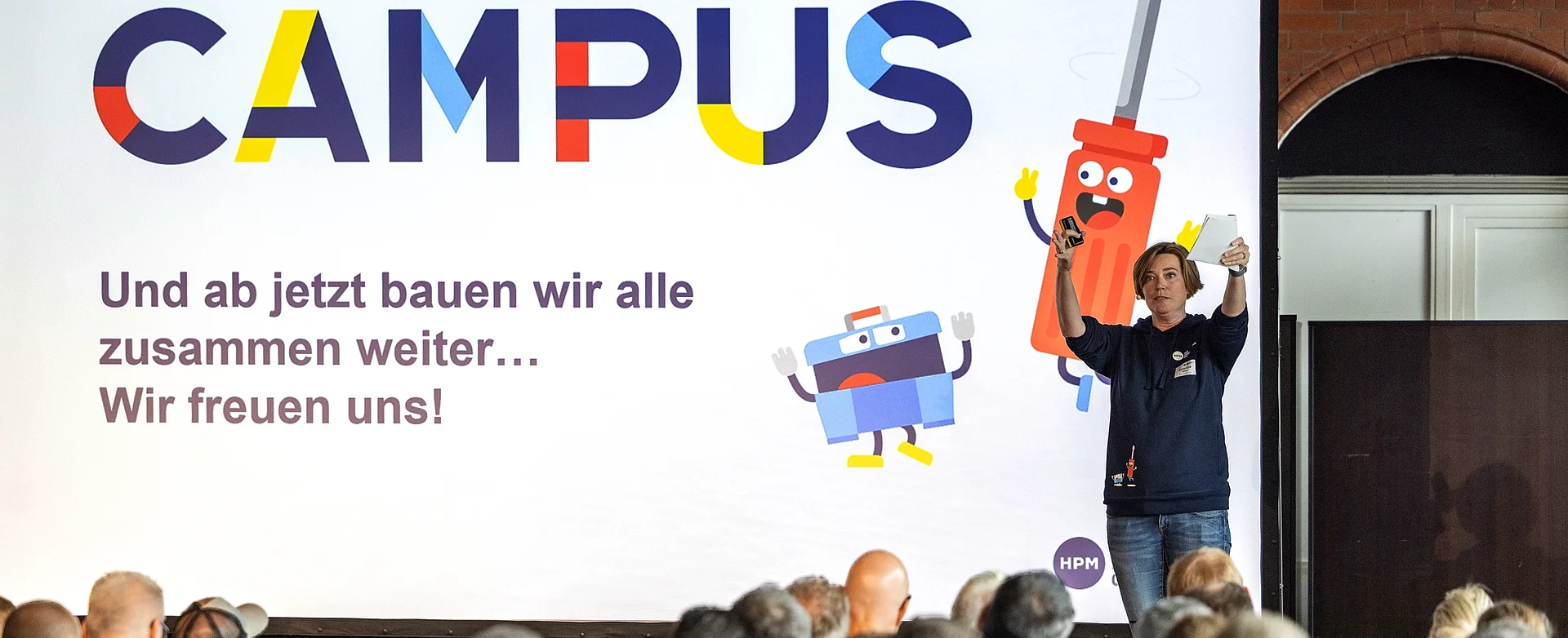 Vorstellung des HPM-Campus auf einer großen Bühne