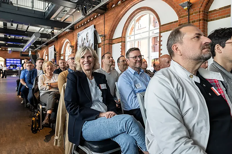 Frauen in Führungspositionen Lachenden Frau mit halblangen blonden Haaren im Publikum